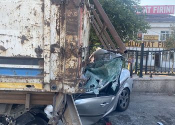 TIR’a çarpan arabadaki 4 kişi öldü