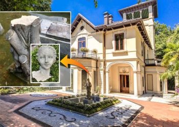 Turistler 150 yıllık heykeli kırdı