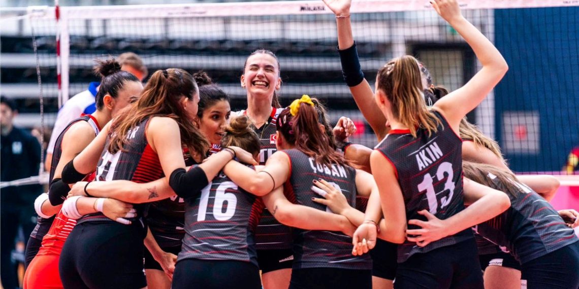 Türkiye U19 Kız Voleybol Ulusal Ekibi namağlup finalde
