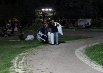 Üç sarsıntıyla sarsılan Malatyalılar park ve bahçelerde sabahlıyor