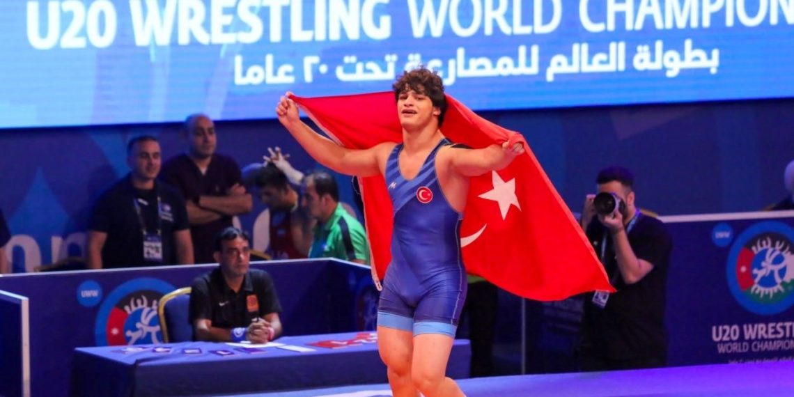 Ulusal güreşçi Alperen Berber, dünya şampiyonu