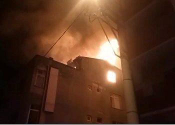 Yangında alevler geceyi aydınlattı: 3 yaralı