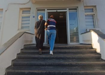 Yasak aşkıyla plan yapıp eşini öldürttü