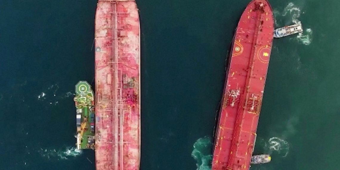 Yemen açıklarındaki tankerden bir milyon varilden fazla petrol boşaltıldı