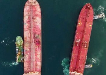 Yemen açıklarındaki tankerden bir milyon varilden fazla petrol boşaltıldı