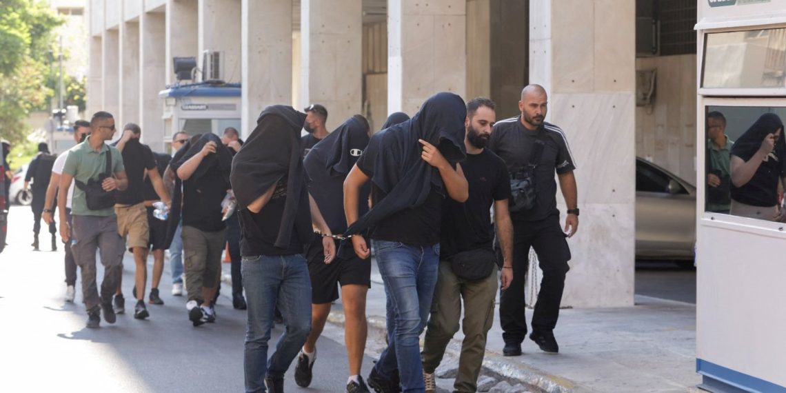 Yunanistan’da gözaltındaki taraftarların söz vermeye geldiği mahkeme binası önünde arbede