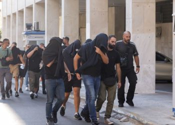 Yunanistan’da gözaltındaki taraftarların söz vermeye geldiği mahkeme binası önünde arbede