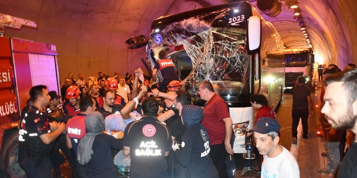 Zonguldak’ta yolcu otobüsü ile kamyonet çarpıştı: Yaralılar var