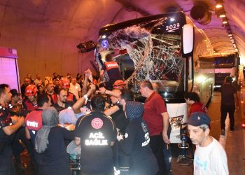 Zonguldak’ta yolcu otobüsü kamyona çarptı: Yaralılar var