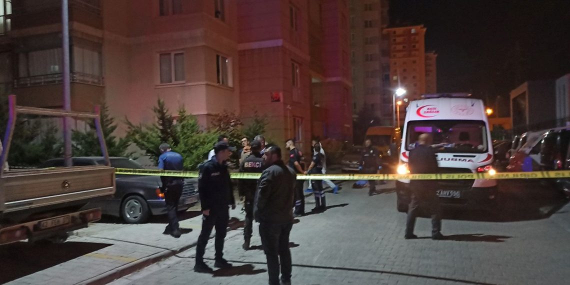 2 genç kız sevgililerine bildiri gönderip 15 katlı binanın çatısından atladı