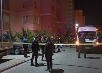 2 genç kız sevgililerine bildiri gönderip 15 katlı binanın çatısından atladı