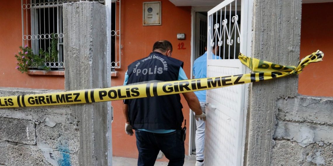 76 yaşındaki adam 74 yaşındaki karısını öldürdü: Silahıyla polise teslim oldu