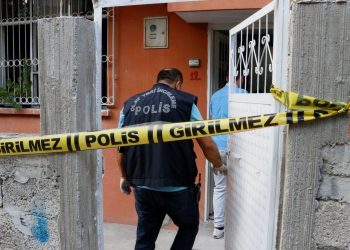 76 yaşındaki adam 74 yaşındaki karısını öldürdü: Silahıyla polise teslim oldu