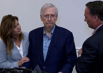 ABD’li 81 yaşındaki Senatör McConnell, kameraların karşısında yeniden “dondu”