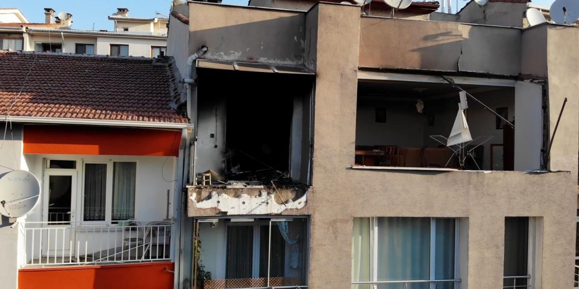 Açık bırakılan ocak patlamaya neden oldu