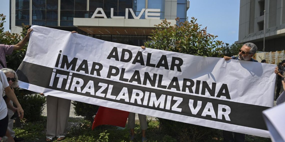 Adalar sakinleri askıya çıkarılan imar planlarına itiraz etti