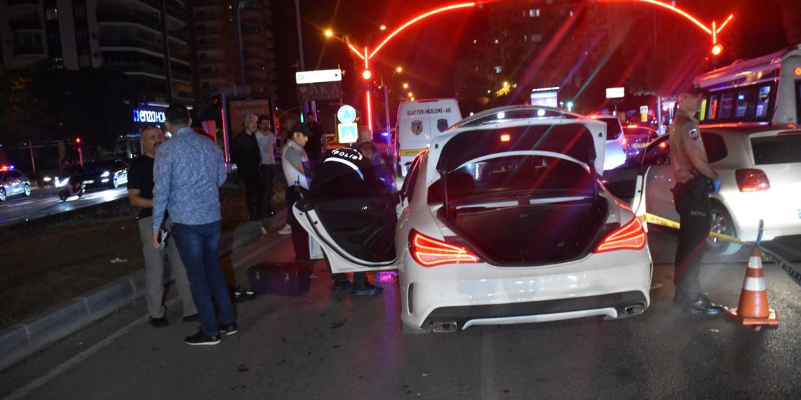 Adana’da çaldıkları arabayla kaçarken polise ateş eden zanlılar yakalandı