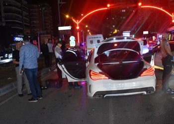 Adana’da çaldıkları arabayla kaçarken polise ateş eden zanlılar yakalandı