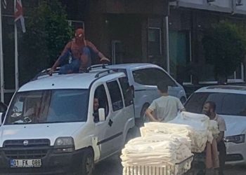 Adana’da “örümcek adam” kostümlü kişinin tavanında seyahat ettiği araç trafikten men edildi