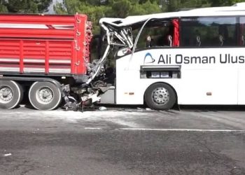 Adana’da yolcu otobüsü ve TIR çarpıştı: 2 meyyit, 12 yaralı