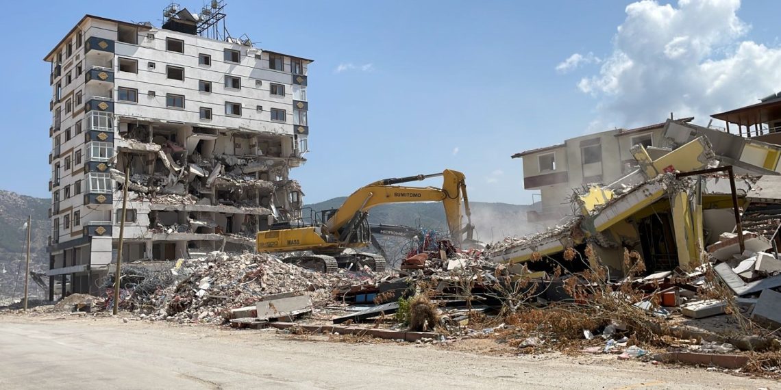 Ağır hasarlı binaların denetimli yıkımı devam ediyor