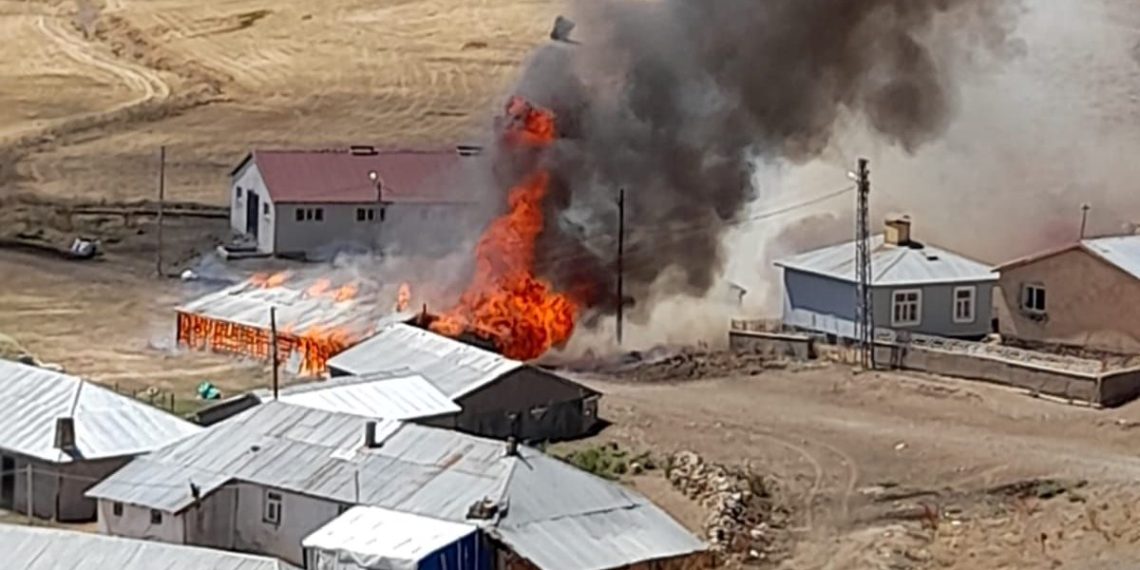 Ahır yangınında 22 hayvan öldü (Telefon çekmediği için geç ihbar edilebildi)
