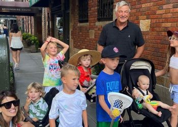 Alec Baldwin’den eşi ve çocuklarıyla memnun aile pozu