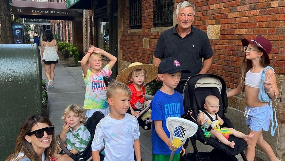 Alec Baldwin’den eşi ve çocuklarıyla memnun aile pozu