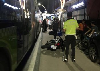 Alkollü motosiklet şoförü otobüsten inen yolcuya çarptı: 2 yaralı