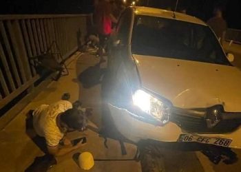 Alkollü şoför arabayla köprüde balık tutanlara çarptı: 3 yaralı