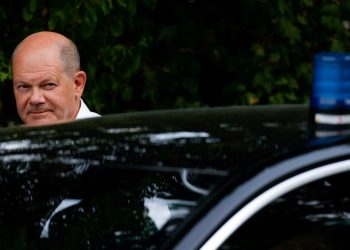 Almanya Başbakanı Scholz koşarken düşerek yaralandı