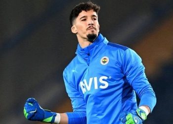 Altay Bayındır Manchester United için İngiltere’ye uçtu