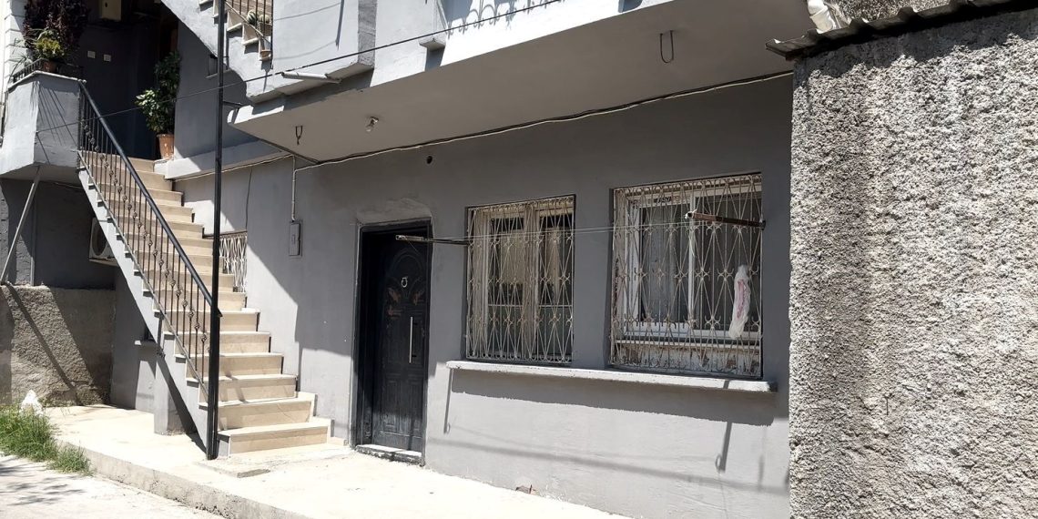 Annesini döven babasını öldürdü