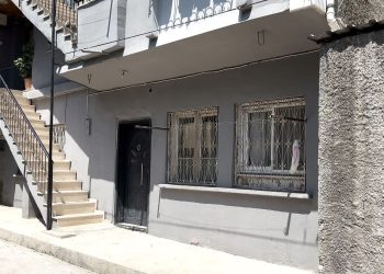 Annesini döven babasını öldürdü