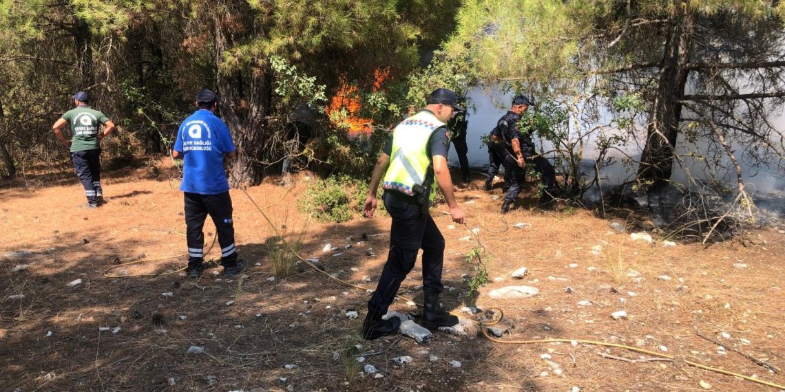 Antalya’da ormanlık alanda çıkan yangın söndürüldü