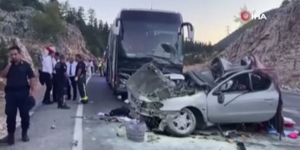 Antalya’da yolcu otobüsü ile araba baş başa çarpıştı: 1 meyyit, 5 yaralı