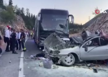 Antalya’da yolcu otobüsü ile araba baş başa çarpıştı: 1 meyyit, 5 yaralı