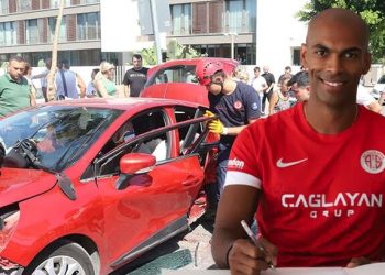 Antalyasporlu futbolcu Naldo’nun ailesi kaza geçirdi: Oğlunun durumu ağır