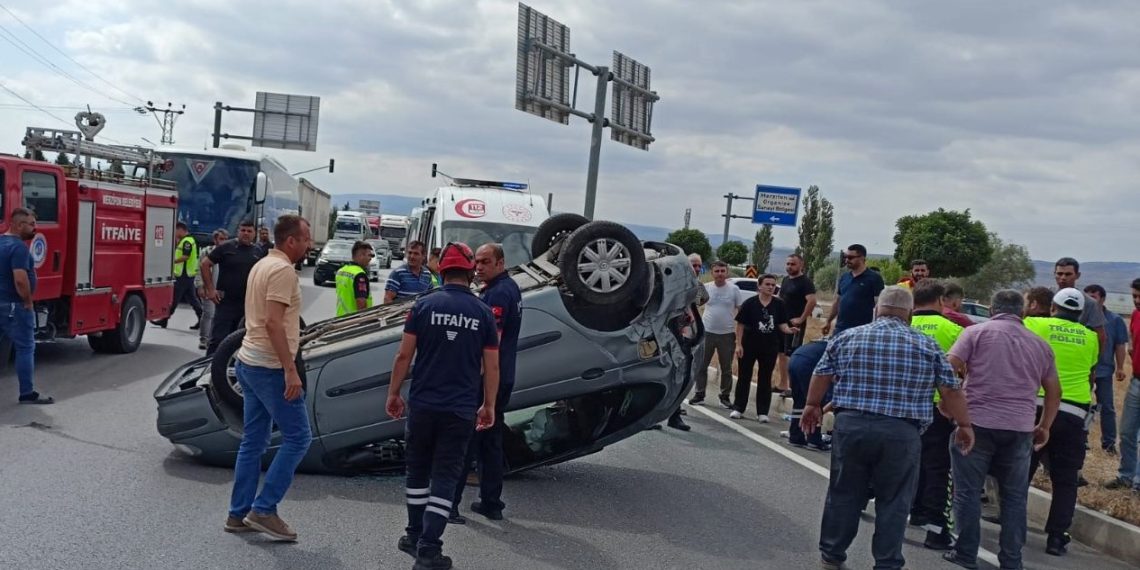 Araba, hafif ticari araçla çarpıştı: 1 çocuk öldü, 8 kişi yaralandı