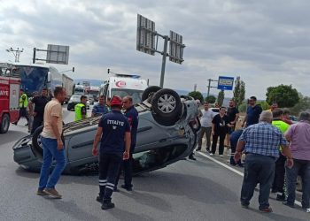 Araba, hafif ticari araçla çarpıştı: 1 çocuk öldü, 8 kişi yaralandı