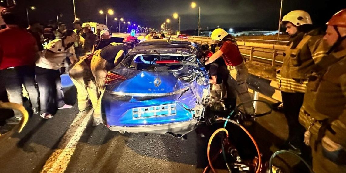 Araba ile TIR çarpıştı: 4 kişi yaralandı