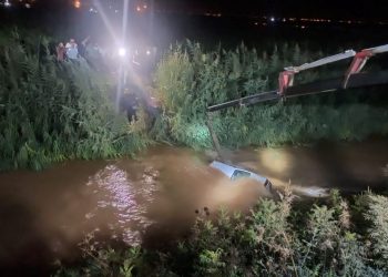 Araba sulama kanalına uçtu: Anne ve 2 çocuğu öldü