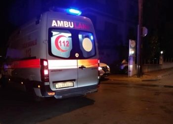 Araba zabıta aracına çarptı