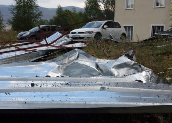 Ardahan’da hortum konutlara ve araçlara ziyan verdi