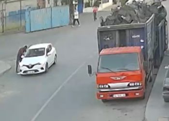 “Arkadaşımı arayabilir miyim?” diyerek aldığı cep telefonunu çaldı