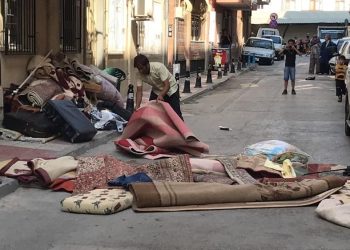 Arkadaşlarına kızıp eşyaları sokağa attı: Mahalleli yanlış anladı