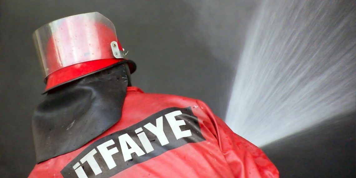 Arnavutköy’de fabrika bahçesinde yangın