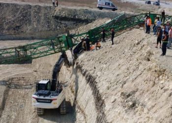 Arnavutköy’de vinç devrildi: 1 meyyit