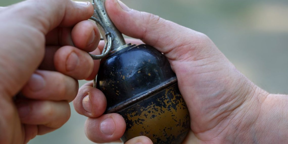 Atmayı unuttukları el bombası araçta patladı: 4 meyyit