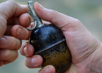 Atmayı unuttukları el bombası araçta patladı: 4 meyyit